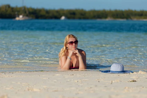 Yaz, sarışın genç kadın portresi