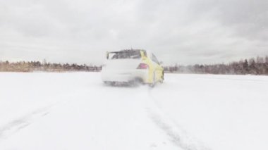 Araba sürücüleri tarafından buzlu yolda kar kış Gölü kapalı. Havadan görünümü. Kışın kar yarış yolda yarış spor araba. Bir yarış arabası sürüş bir karlı yolda.