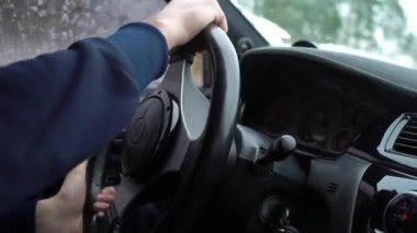 Saint-Petersburg, Rusya-3 Mart 2019: kış aylarında karla kaplı göl üzerinde buzlu pistte araba sürücüleri. Kabin içinde manzara. Kış aylarında kar yarışı pistinde spor araba yarışı. Karlı bir yolda bir yarış arabası sürüş.