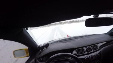 Araba sürücüleri tarafından buzlu yolda kar kış Gölü kapalı. Görünüm içinde kabin. Kışın kar yarış yolda yarış spor araba. Bir yarış arabası sürüş bir karlı yolda.