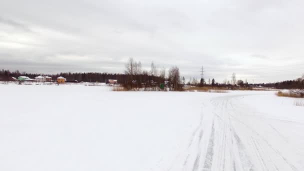 冬天, 汽车在被雪覆盖的湖面上的冰线上行驶。鸟瞰。运动赛车在雪赛道上的冬季。在雪路上驾驶赛车. — 图库视频影像