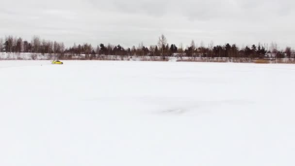 Saint-Petersburg, Rusya Federasyonu-3 Mart 2019: araba sürücüleri tarafından buzlu yolda kar kaplı göl kış. Havadan görünümü. Kışın kar yarış yolda yarış spor araba. Bir yarış arabası sürüş bir karlı yolda. — Stok video