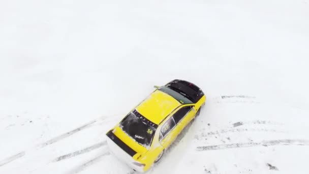 Saint-Petersburg, Rusya-3 Mart 2019: Araba sürücüleri tarafından karla kaplı gölde kış buzlu yolda. Havadan görünümü. Kışın kar yarış yolda yarış spor araba. Bir yarış arabası sürüş bir karlı yolda. — Stok video