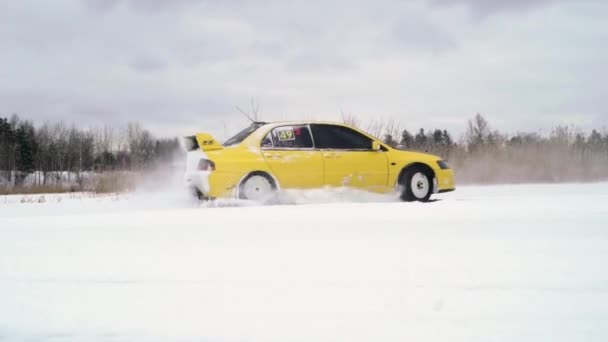Saint-Petersburg, Rusya-3 Mart 2019: kış aylarında karla kaplı göl üzerinde buzlu pistte araba sürücüleri. Kış aylarında kar yarışı pistinde spor araba yarışı. Karlı bir yolda bir yarış arabası sürüş. — Stok video