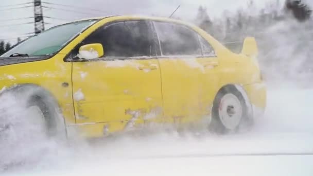 Voiture conduit par piste glacée sur le lac enneigé en hiver. Course de voitures de sport sur piste de course de neige en hiver. Conduire une voiture de course sur une route enneigée . — Video