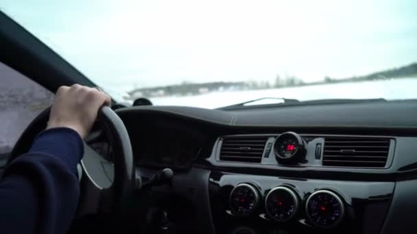 冬に雪に覆われた湖に氷のトラックで車のドライブ。キャビンの内部ビュー。冬の雪のレーストラックにスポーツカーレース。雪の道でレースカーを運転する. — ストック動画