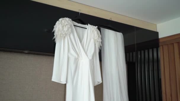Свадебное платье и свадебная вуаль — стоковое видео