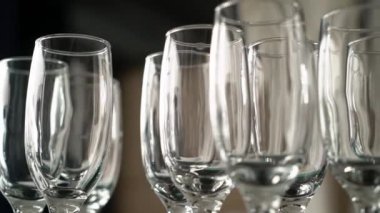 Masada boş bardaklar