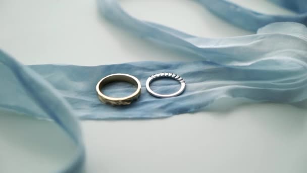 Dua cincin pernikahan di pita biru — Stok Video