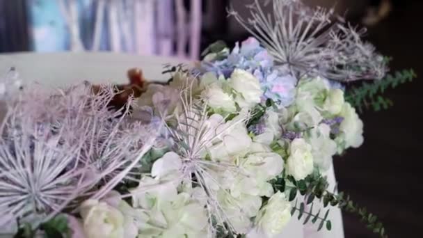 La mesa adornada en la velada - la celebración de la boda u otro acontecimiento — Vídeos de Stock