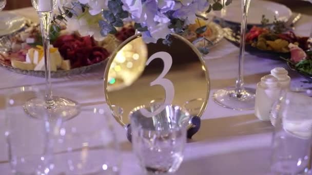 Mesa decorada no partido - celebração de casamento ou outro evento — Vídeo de Stock