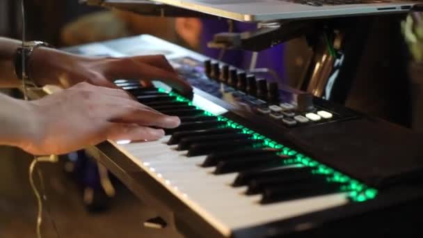 Człowiek w klawiaturze fortepianu — Wideo stockowe