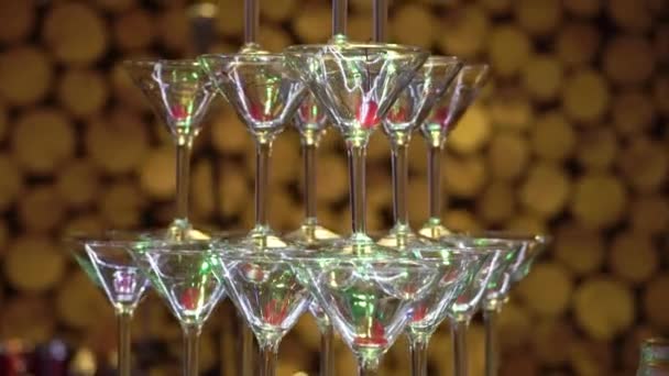 Pirámide de champán en la fiesta — Vídeo de stock