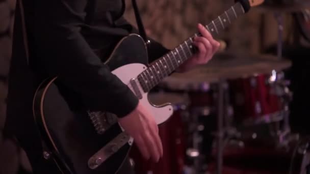Гитарист на сцене играет на гитаре на концерте — стоковое видео