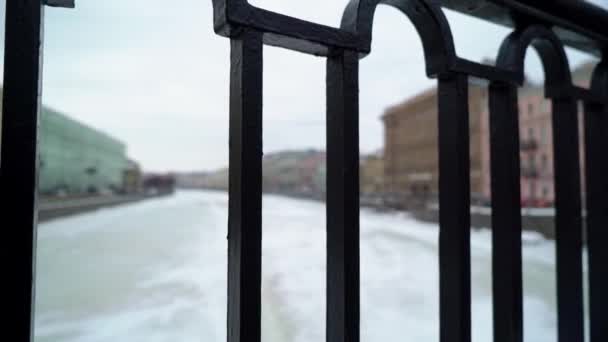 冬天在城市的河 — 图库视频影像