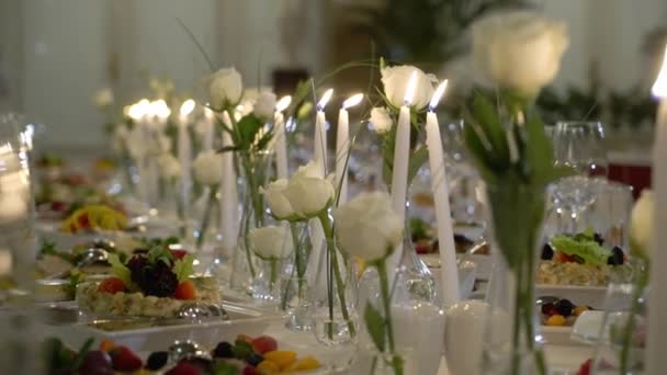 Украшенный стол на праздничном ужине или свадебном торжестве — стоковое видео