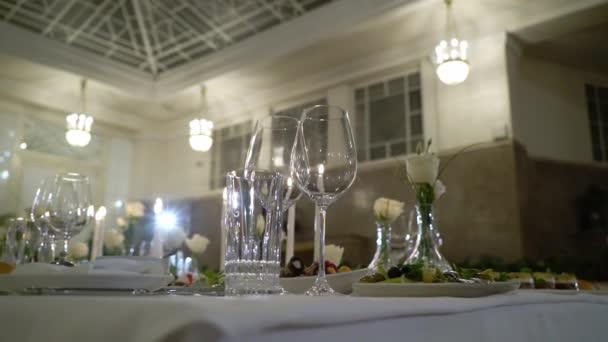 Mesa decorada em um jantar de gala ou festa de casamento — Vídeo de Stock
