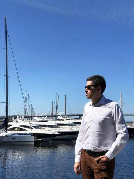 Genç adam ile lüks yatların iskelede kalacak