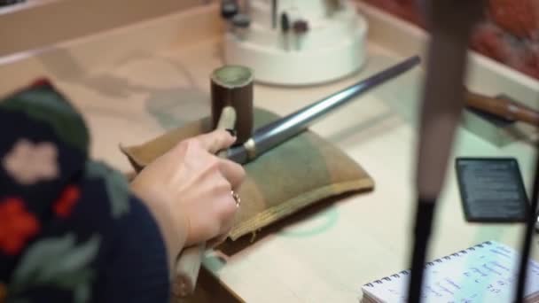 Jeweler makes a piece of jewelry — Stock Video