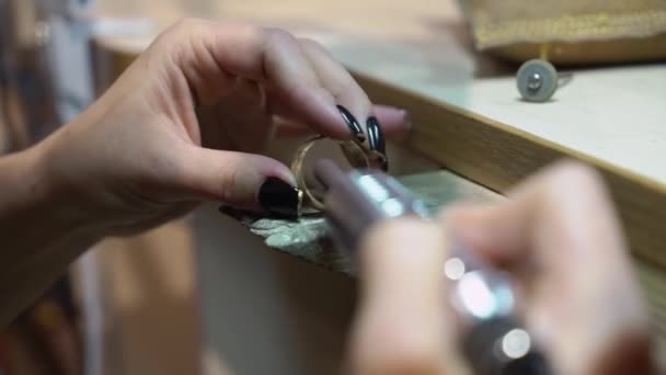 Joalheiro faz uma peça de jóias — Vídeo de Stock