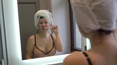 Genç seksi kadın iç çamaşırı sutyen Diş Temizleme