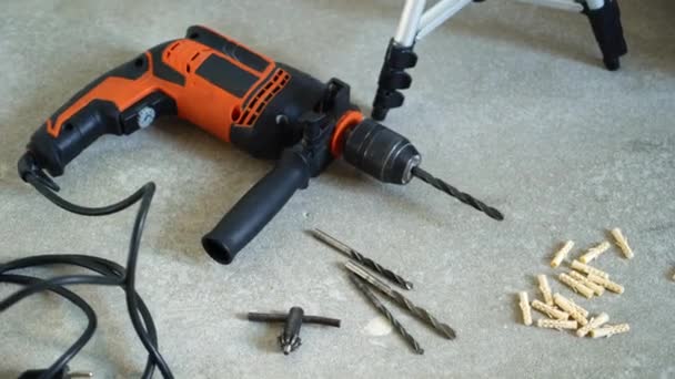 Werk tools - elektrische boor, laser niveau, doos met instrumenten en handschoenen — Stockvideo