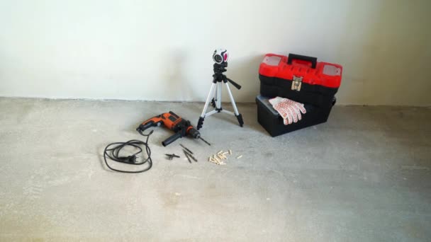 작업 도구-전기 드릴, 레이저 레벨, 악기와 장갑 상자 — 비디오