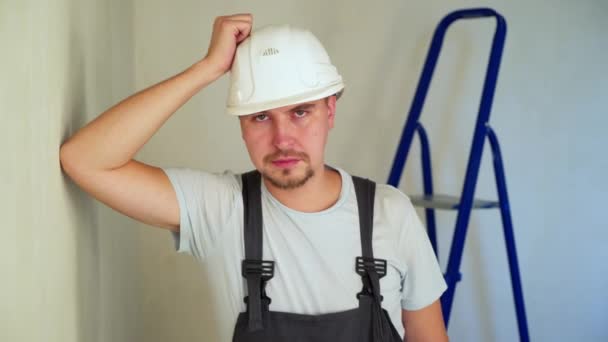 Travailleur sur chantier rénovation appartement — Video