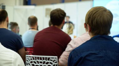 Konferans salonundaki izleyiciler..