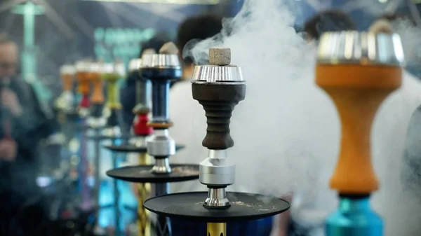İnsanlar seçerek nargile. Tütün sergisinde. Shisha kase