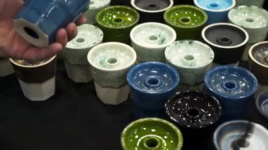 İnsanlar seçerek nargile. Tütün sergisinde. Shisha kase