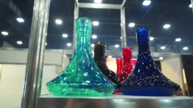 İnsanlar seçerek nargile. Tütün sergisinde. Shisha kase