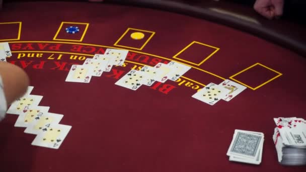 Saint-Petersburg, Rosja-10 marca 2019: Krupier za hazard stole w kasynie. — Wideo stockowe