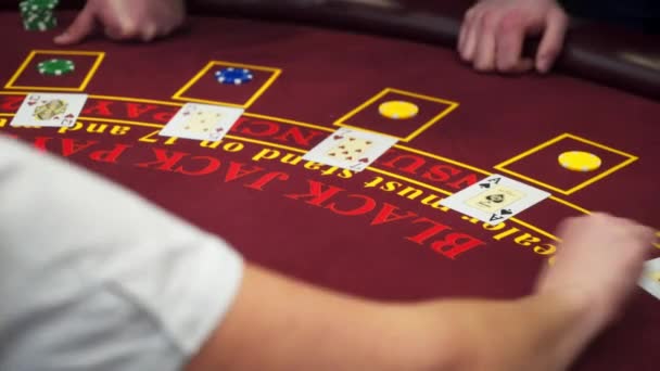 Croupier bakom gambling tabellen i ett kasino. — Stockvideo