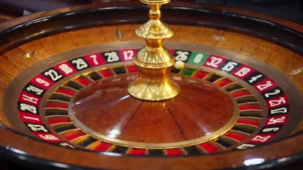 Casino rulet masasında fişleri ile — Stok video