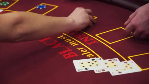 Croupier achter de tafel in een casino gokken. — Stockvideo