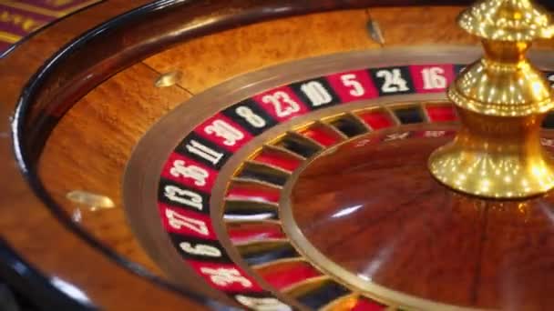 Casino roulettetafel met chips — Stockvideo