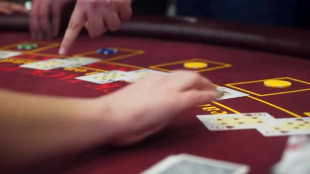Croupier bakom gambling tabellen i ett kasino. — Stockvideo