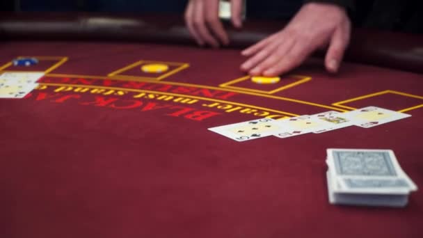Κρουπιέρης πίσω από τα τυχερά παιχνίδια τραπέζι σε μια χαρτοπαικτική λέσχη. — Αρχείο Βίντεο