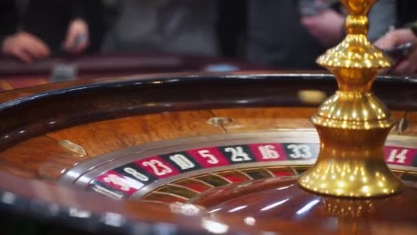 Mesa de ruleta de casino con fichas — Vídeo de stock
