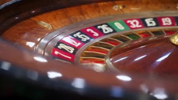Casino roulettetafel met chips — Stockvideo