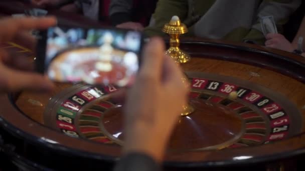 Casino Roulette Tisch mit Chips — Stockvideo