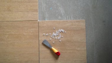 Ölçme ve parçaları kesme yükleme seramik yer karoları-