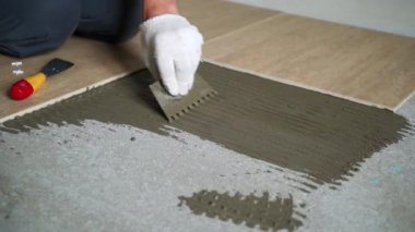 Ölçme ve parçaları kesme yükleme seramik yer karoları-