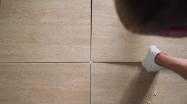 Ölçme ve parçaları kesme yükleme seramik yer karoları-