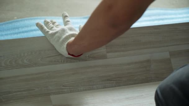 Edificio renovando apartamento. Reparación del apartamento, colocación de pisos laminados. Construcción — Vídeo de stock