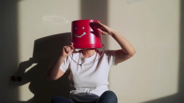 Werknemer in uniform met rode emmer op zijn hoofd veel plezier — Stockvideo