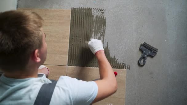 Installera keramiska golvplattor - mäta och skära bitar — Stockvideo