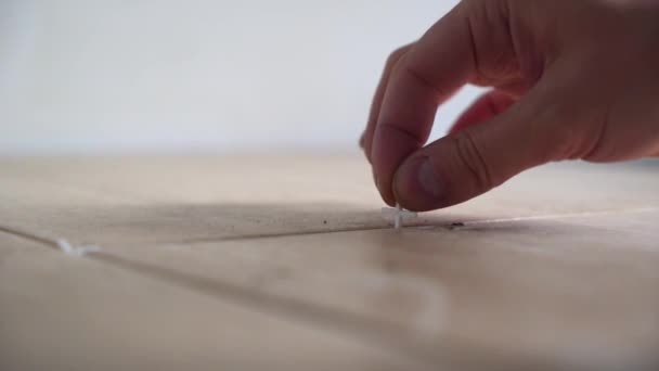 Installera keramiska golvplattor - mäta och skära bitar — Stockvideo