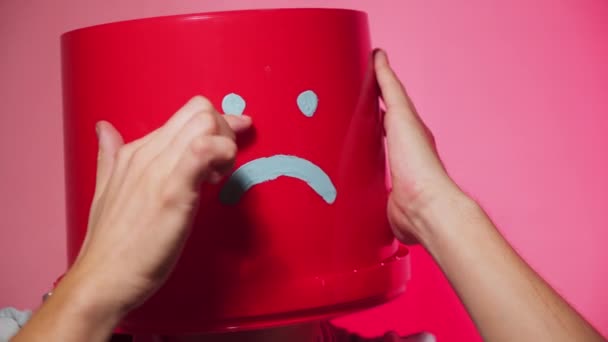 Pracovník v uniformě s červený kbelík na hlavě smutnou — Stock video